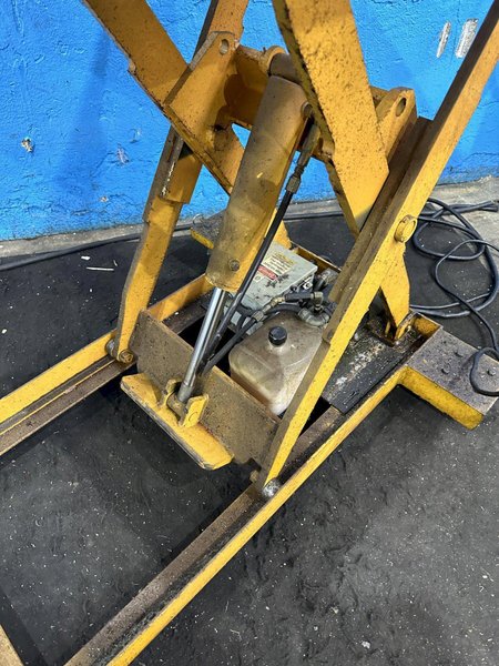 2000 LB ECONO-LIFT HYDRAULIC SCISSOR LIFT TABLE: STOCK #77596