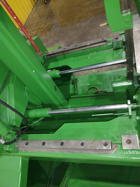 18" X 20" HYD-MECH MODEL V18 SERIES II VERTICAL BAND SAW: STOCK #24965