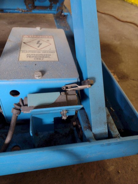 3,000 LBS X 48" X 48" ROTO-MAX HYDRAULIC SCISSOR LIFT TABLE W/ ROTARY LEWCO ROLLER CONVEYOR TOP, 110 VOLT: STOCK #20876