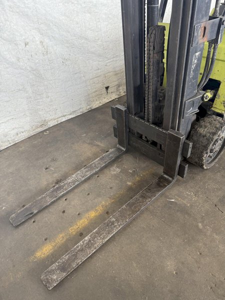 4,200 LB. CLARK GCS25MB FORKLIFT. STOCK # 0237925
