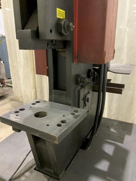 30 TON EDWARDS HYDRAULIC IRONWORKER: STOCK #80592