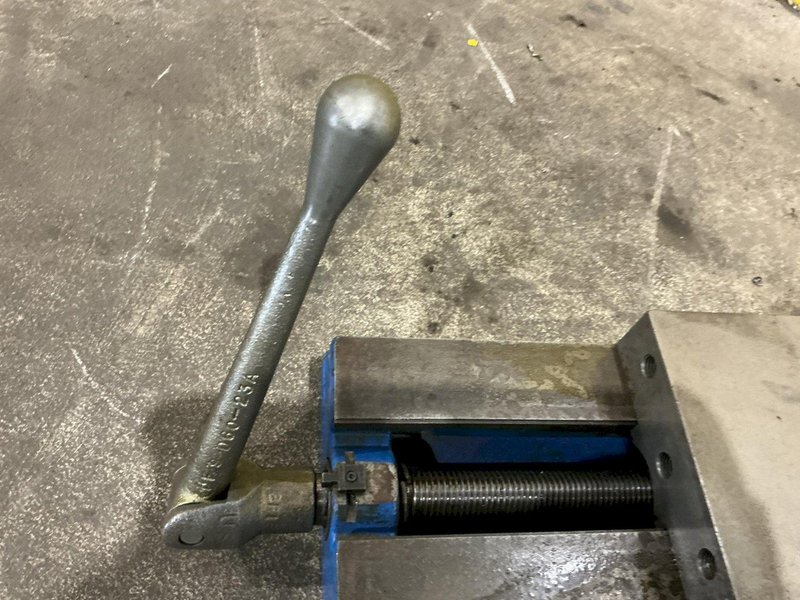 6" KURT MODEL #D688 ANGLOCK PRECISION MANUAL MACHINE VISE: YOBRO #26510