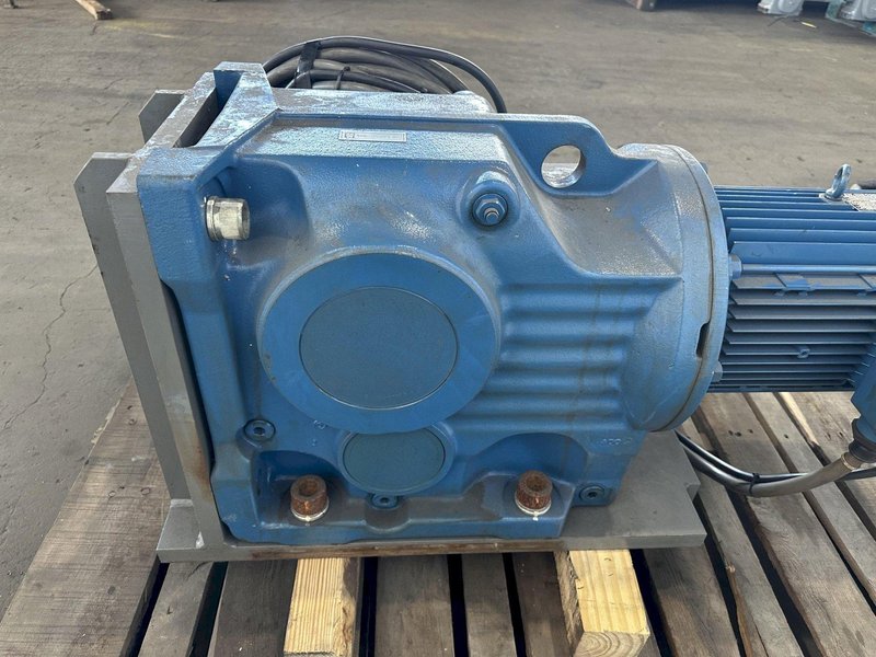SEW-EURODRIVE K97-DV132S4BMG GEAR MOTOR. STOCK # 0149523