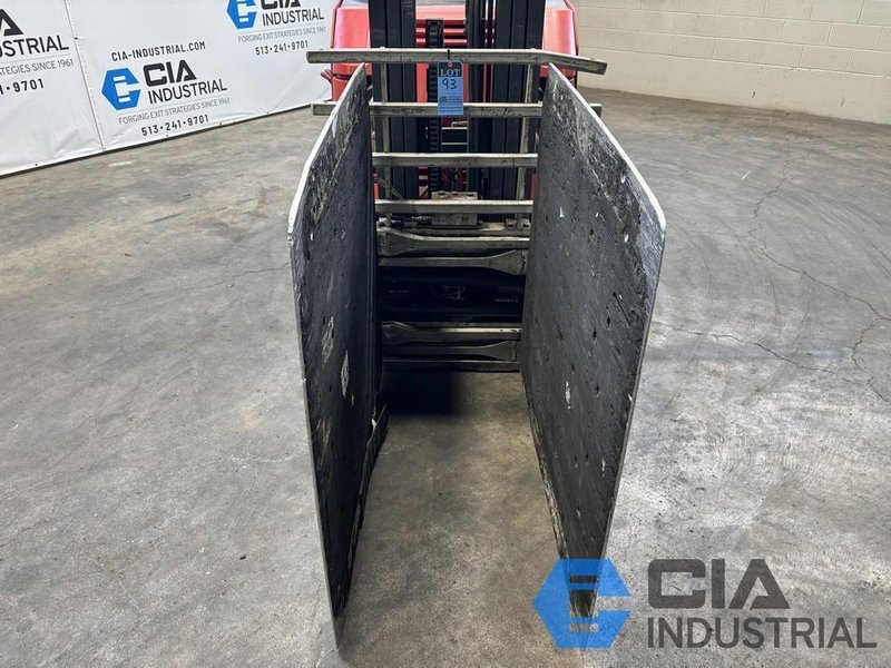 2,500 LB. CASCADE MODEL 25D-CCB-160 HYDRAULIC CARTON CLAMP ATTACHMENT