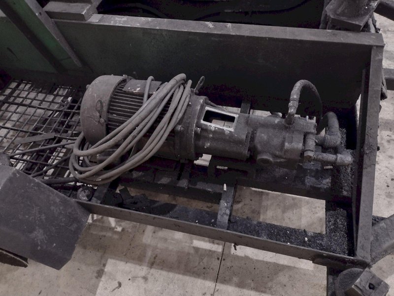 DRILCO PORTABLE HYDRAULIC PIPE STRAIGHTENER PRESS ON TRAILER: STOCK #21894