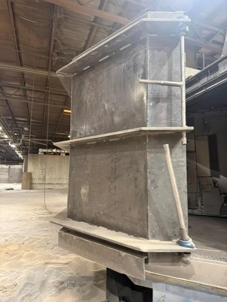 84" WHEELABRATOR SINGLE CLAM TYPE DOOR BLAST MACHINE: STOCK #81349