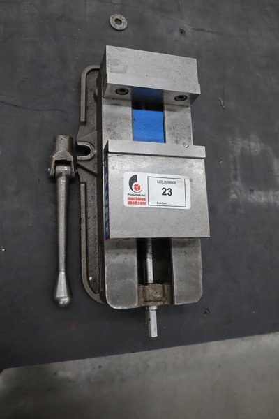 Kurt D-675 6" Machine Vise, Steel Jaws, Handle- Auction Item