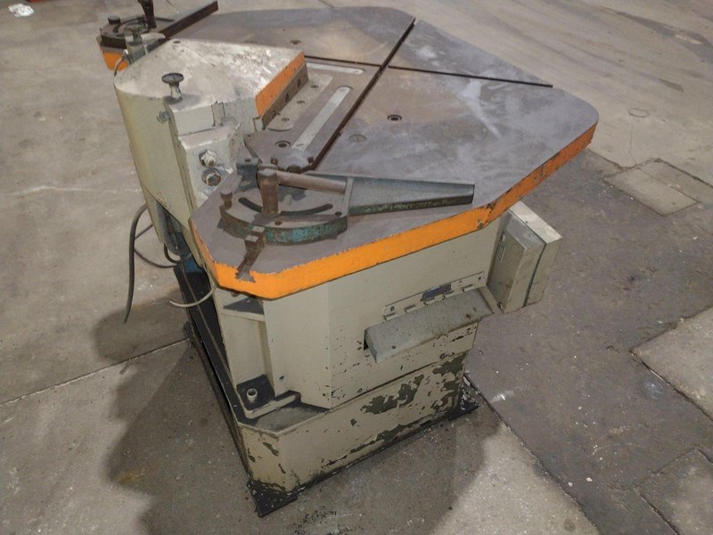 8-5/8" X 8-5/8" X 1/8" AMADA MODEL CS-220 HYDRAULIC NOTCHER: STOCK #12212