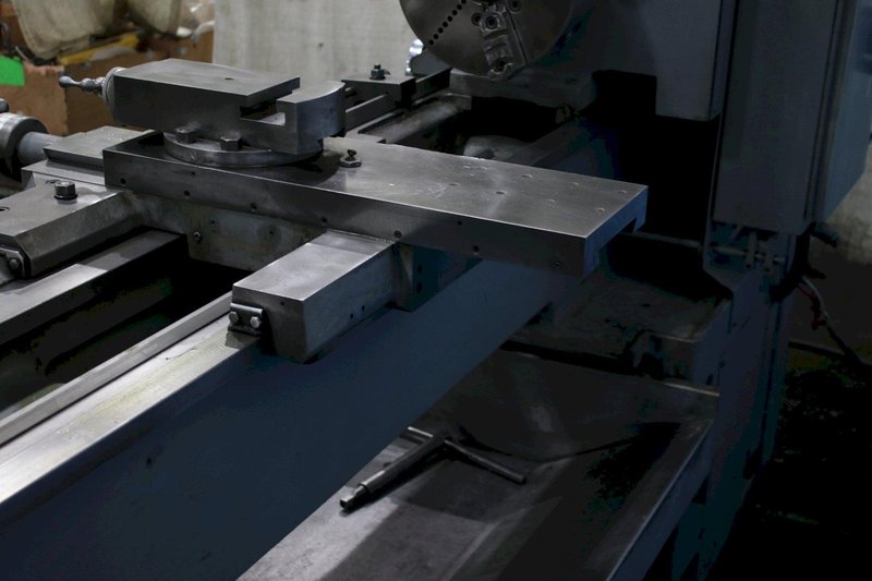 18" X 60" STANDARD MODERN ENGINE LATHE: STOCK #76247
