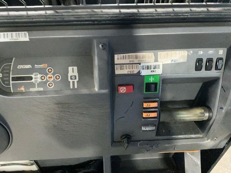 Crown 3000 Lbs Electric Order Picker - Sp3520-30