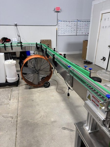 Zhangjiagang Bottling Line for Glass Bottles with Bottle Washer, Filler, Crowner, and Labeler