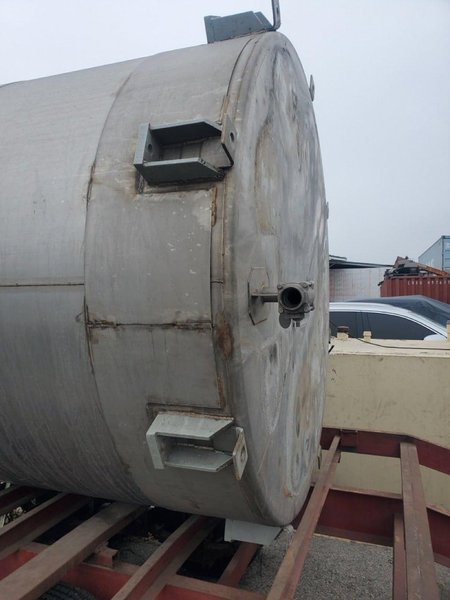 2,800 Gallon Stainless Steel Tank with Inside/Outside Access Ladder