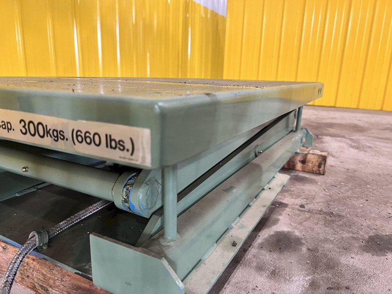 40" X 20" 660 LBS BISHAMON MODEL #X30SBI HYDRAULIC LIFT TABLE, 110V: STOCK #20977