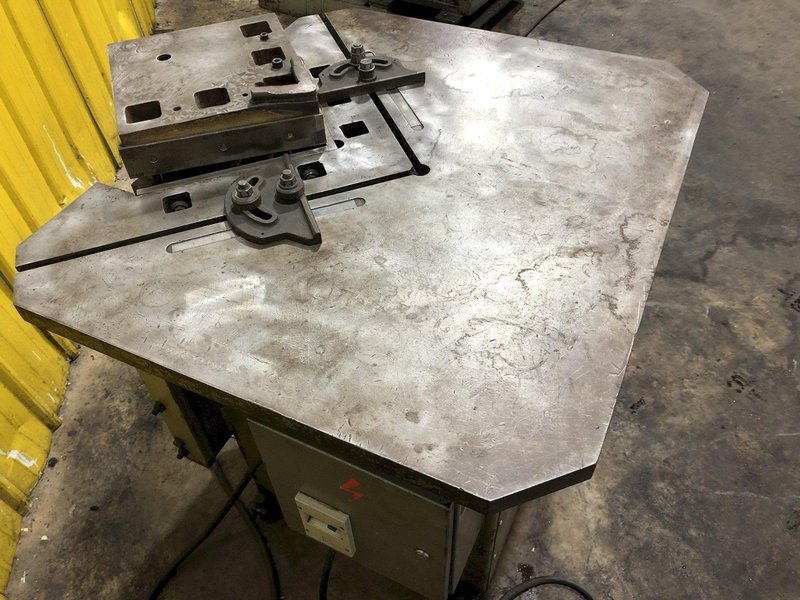10" X 10" X 1/8" SAFAN MODEL #CN-250X3 HYDRAULIC NOTCHER: STOCK #19215