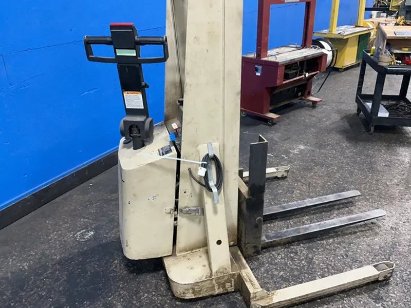 Crown 2000 Lbs Electric Walkie Straddle Pallet Stacker - 20mt