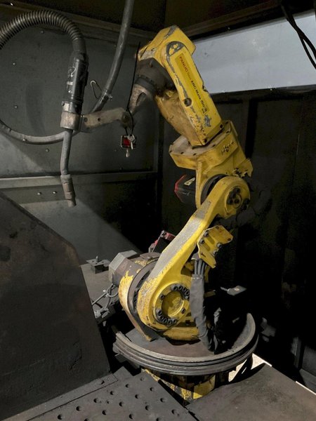 LINCOLN ELECTRIC SYSTEM 10 MIG CELL FANUC ROBOT