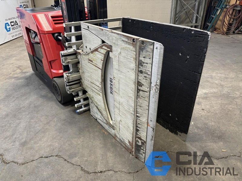 2018 - 2,500 LB. CASCADE MODEL 25D35065 ROTATING HYDRAULIC CARTON CLAMP ATTACHMENT