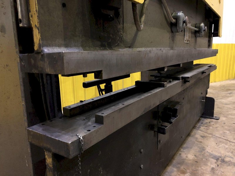 30 TON X 10' HTC MODEL #830GS HYDRAULIC PRESS FLANGED BED PUNCH BRAKE: STOCK 16953