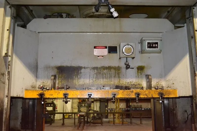 KOMATSU 220 TON ECCENTRIC GEAR 2 PT SS PRESS, S/N 10017, STOCK# 13404J