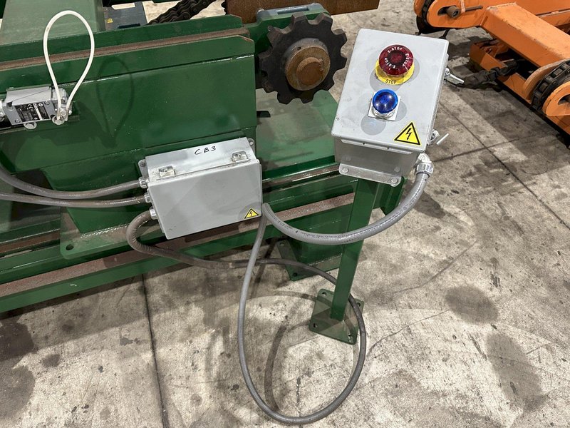 SWEED LOAD CLAMP &amp; TURNER / PACMAN FLIPPER SYSTEM WITH POWERED INFEED &amp; OUTFEED CONVEYORS: STOCK #22075