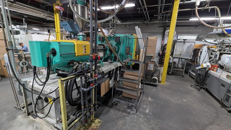 359 Ton 18 Oz Arburg 720S-3200-1300 Injection Molding Machine 2004