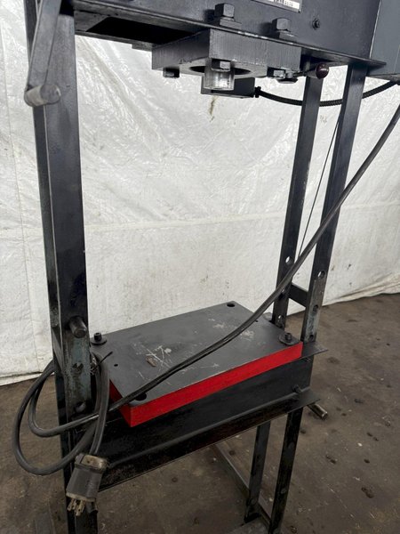 25 TON SAVAGE PNEUMATIC H-FRAME PRESS. STOCK # 0559925