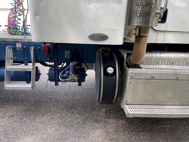 2010 Peterbilt 367 Flat Top w/36” Sleeper