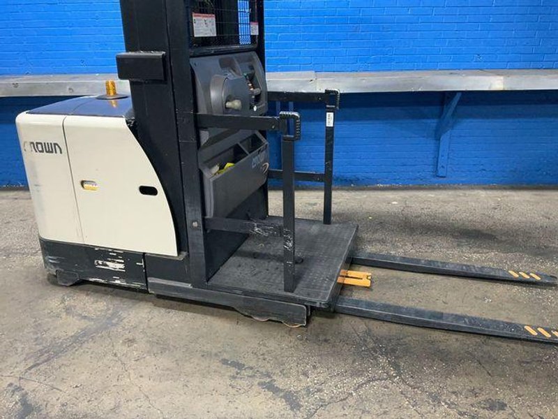 Crown 3000 Lbs Electric Order Picker - Sp3520-30
