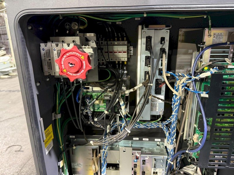 YASKAWA MOTOMAN-MH24 w/ DX200 Controller USED