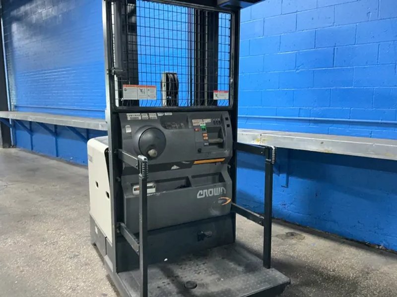 Crown 3000 Lbs Electric Order Picker - Sp3520-30