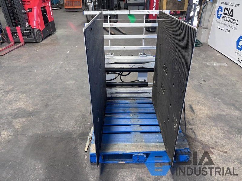 2022 - 2,640 LB. CASCADE MODEL 14F-CCB-2A-99923 HYDRAULIC CARTON CLAMP