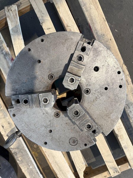 18" 3-JAW CHUCK. STOCK #1088626