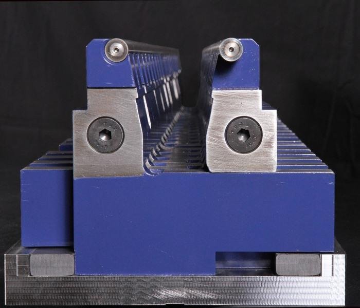 Variable - bending die for high strength steel