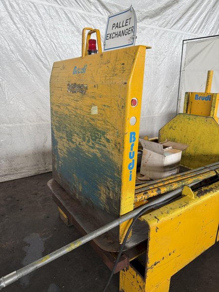 BRUDI HYDRAULIC PALLET CHANGER / LOAD TRANSFER STATION. STOCK # 0445925.
