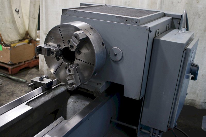 18" X 60" STANDARD MODERN ENGINE LATHE: STOCK #76247