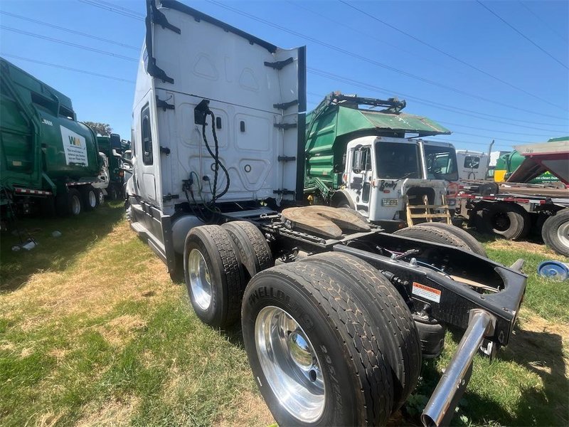 2021 Freightliner Cascadia 1FUJHHDR2MLML7306