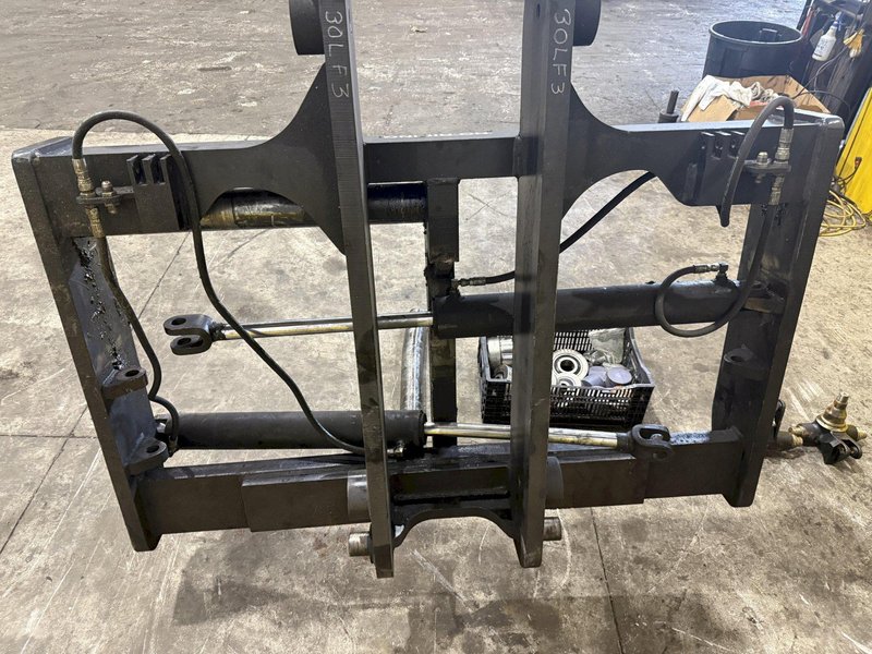30,000 LBS SUPERIOR FAB MODEL #98-105-617 FORKLIFT MAST: YOBRO #23993