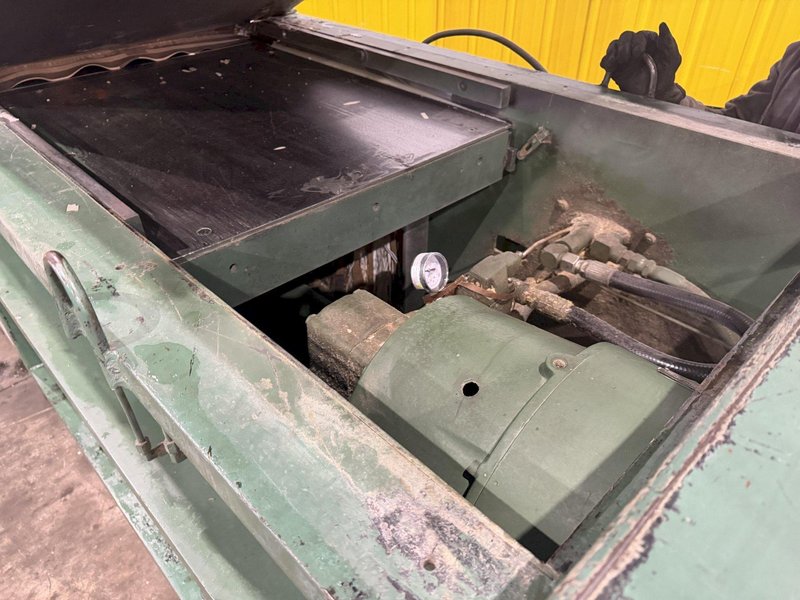 30" X 42" BALEMASTER MODEL #360A CLOSED DOOR HORIZONTAL HYDRAULIC BALER: YOBRO #25089