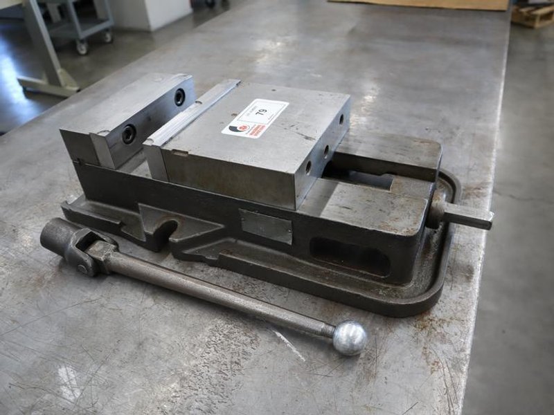Kurt D-80 8" Machine Vise, Steel Jaws, Handle- Auction Item