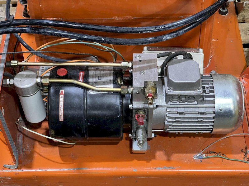 20" X 20" X 28" ORWAK  MODEL #5031-E HYDRAULIC VERTICAL COMPACTOR / BALER: STOCK #16758