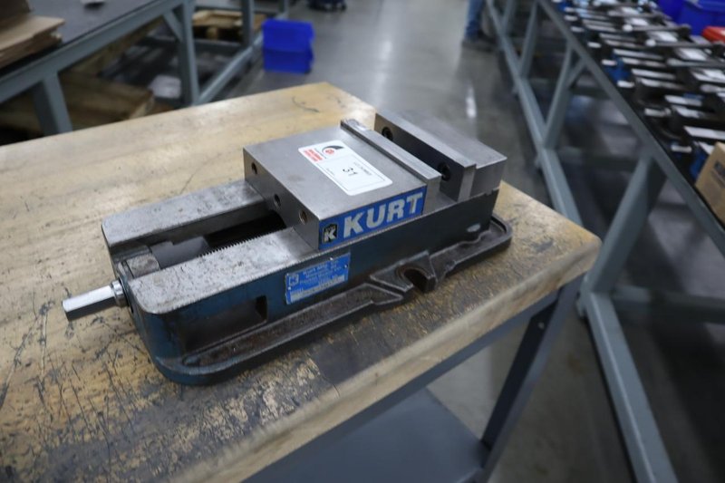 Kurt D-675 6" Machine Vis,e Steel Jaws, Handle- Auction Item
