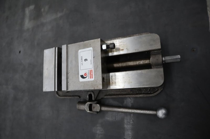 Kurt D-675 6" Machine Vise, Steel Jaws, Handle- Auction Item