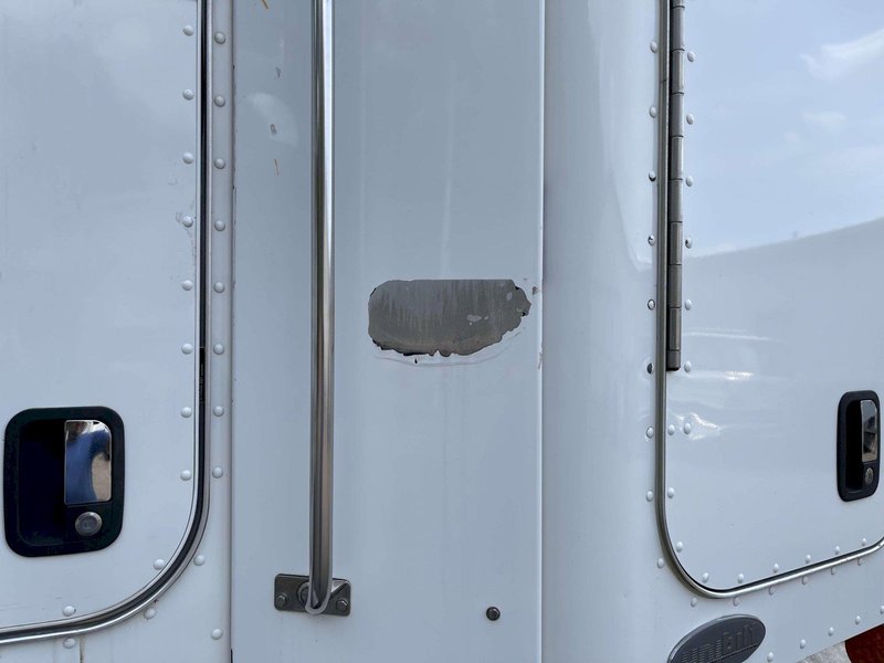 2011 Peterbilt 367 Flat Top 
w/36” Sleeper and an Air Compressor