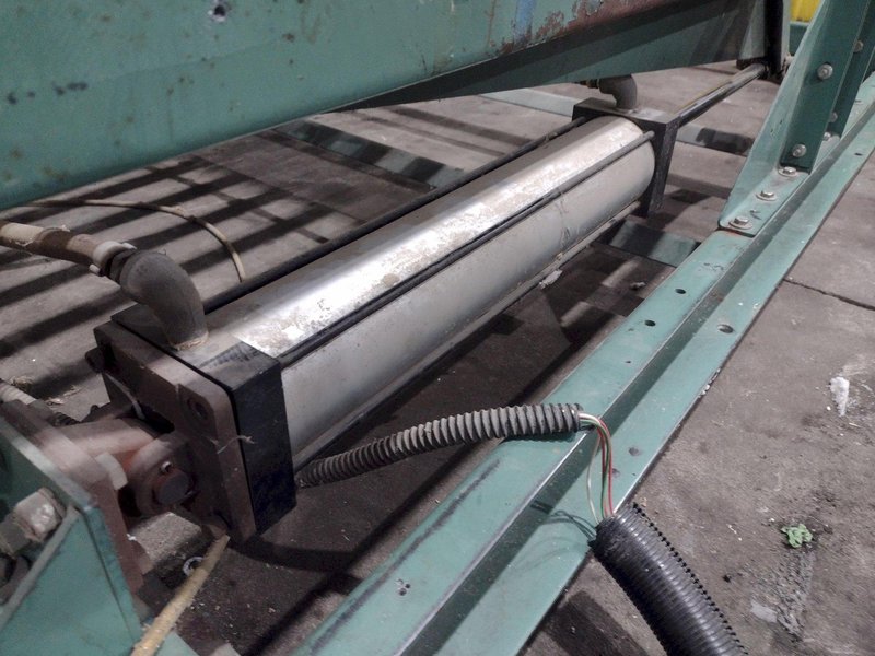 60" x 48" ROACH LIFT &amp; TILT UPENDER / TABLE WITH ROLLER CONVEYOR, 115 VOLT &amp; AIR: YOBRO #24709