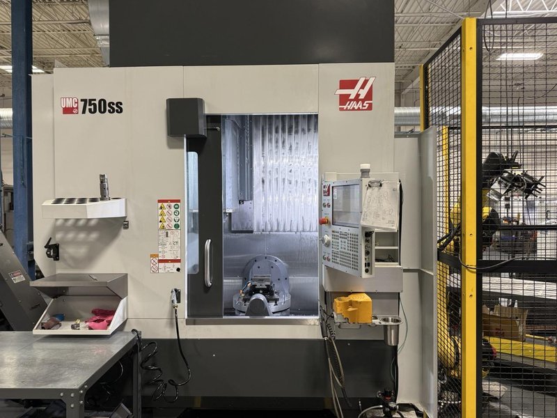 Haas UMC-750SS 5 Axis UMC, 2022 – Fanuc M-20iD Robot Cell, 70+1 SMTC, TSC, Chip Conveyor