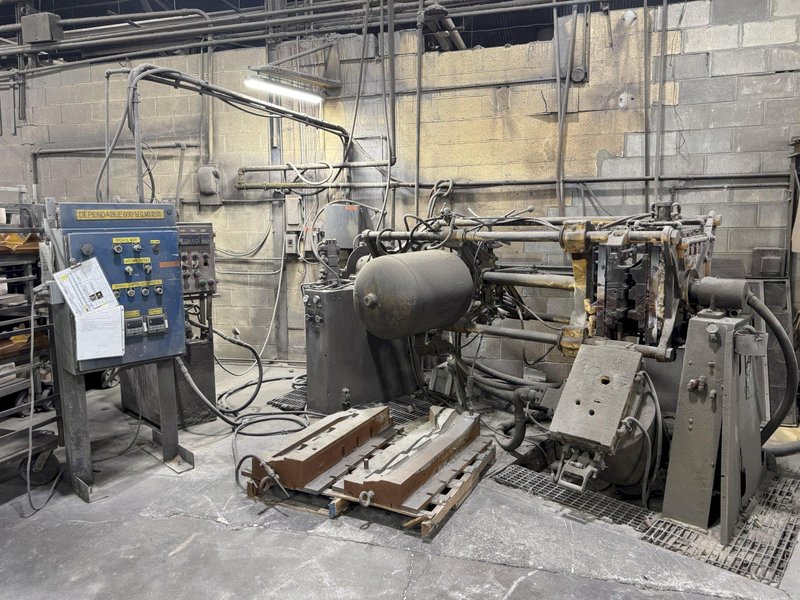 Dependable model 600 shell core machine with hydraulic system and feed with blow tank, controls
