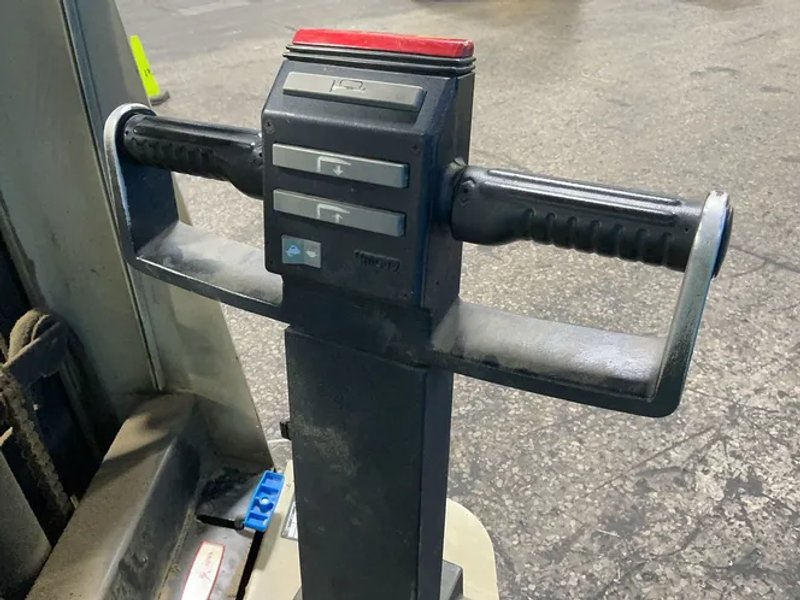 Crown 2000 Lbs Electric Walkie Straddle Pallet Stacker - 20mt