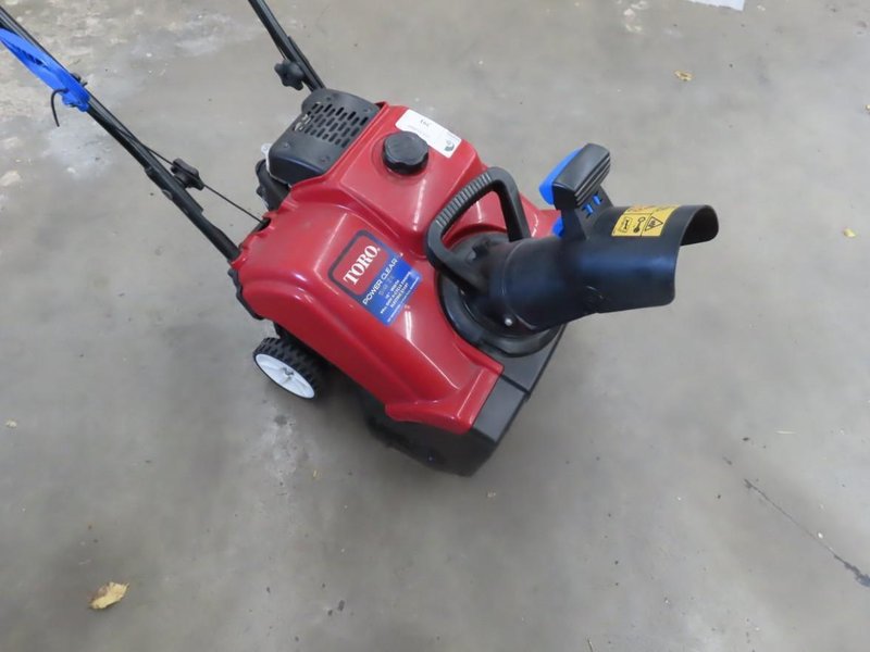 Toro Power Clear 5518ZE Gas Snow Thrower, 18" Clearing Width 99CCOHV 4 Cycle Engine, Electric Start- Auction Item