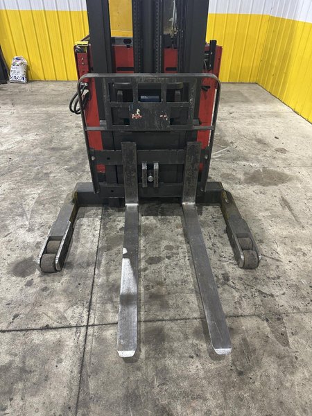 3,500 LB RAYMOND MODEL #EASI DEEP REACH ELECTRIC FORK LIFT TRUCK: STOCK 22098