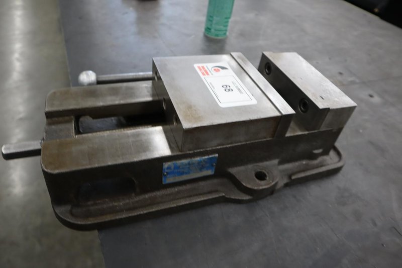 Kurt D-675 6" Machine Vise Steel Jaws, Handle- Auction Item